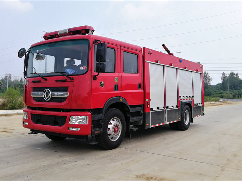 東風D9     6.8噸水罐消防車【內(nèi)藏罐】