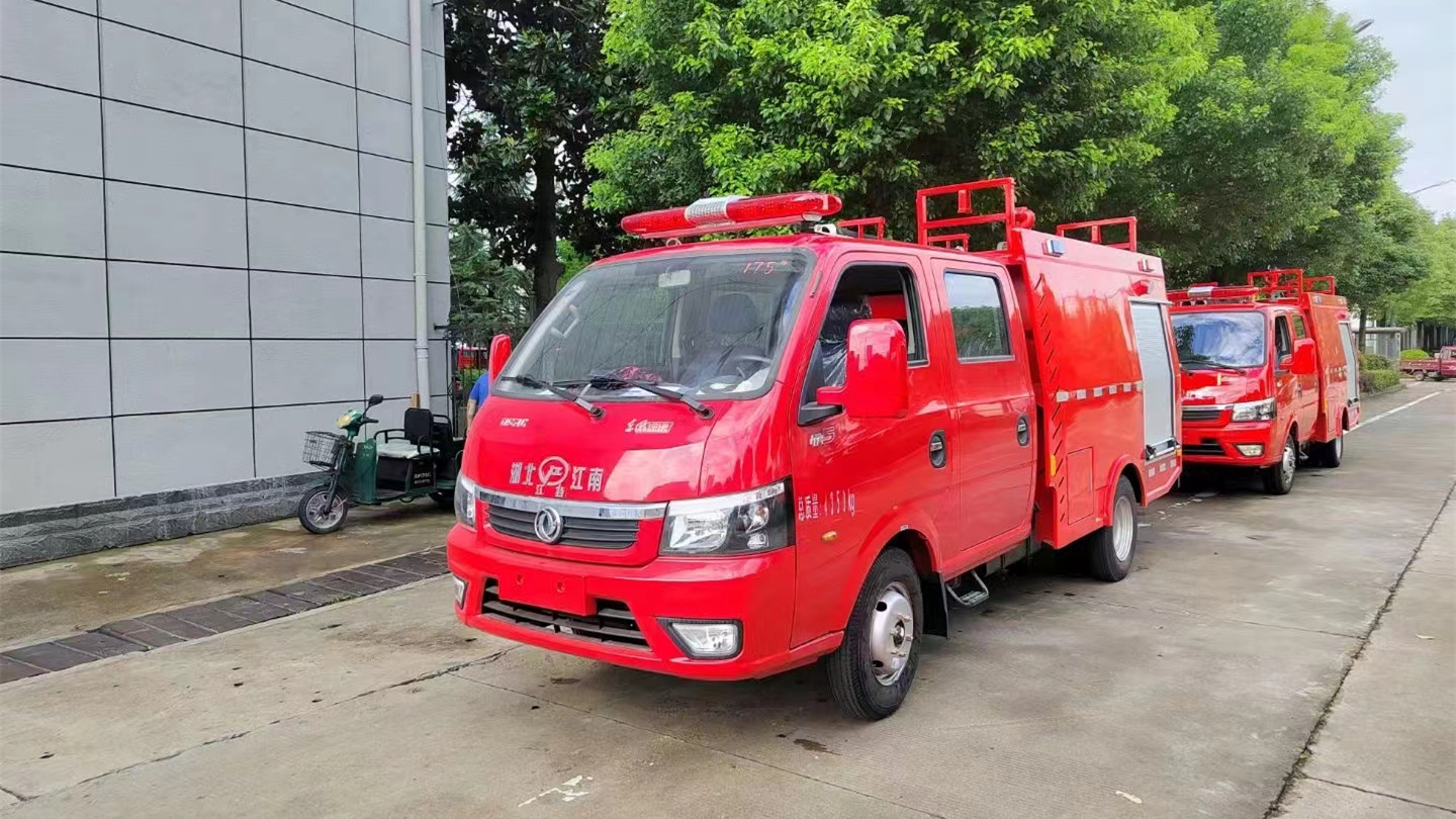 藍牌東風雙排1噸水罐消防車